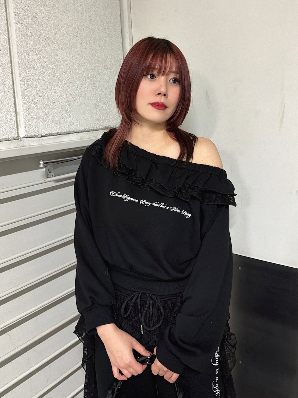 ブラック系のスウェットパンツ、ブラック系のハンドバッグ、ブラック系のスウェットを着用したレディースの冬コーディネートの4枚目の写真