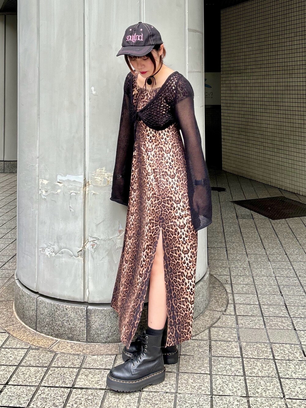 ブラック系のカーディガン/ボレロ、ブラウン系のワンピース、ブラック系のキャップを着用したレディースの夏コーディネートの3枚目の写真