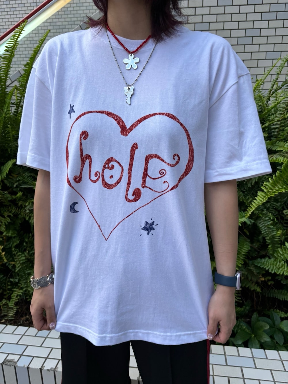 ホワイト系のTシャツ/カットソー、ブラック系のその他パンツ、シルバー系のネックレスを着用したレディースの春コーディネートの4枚目の写真