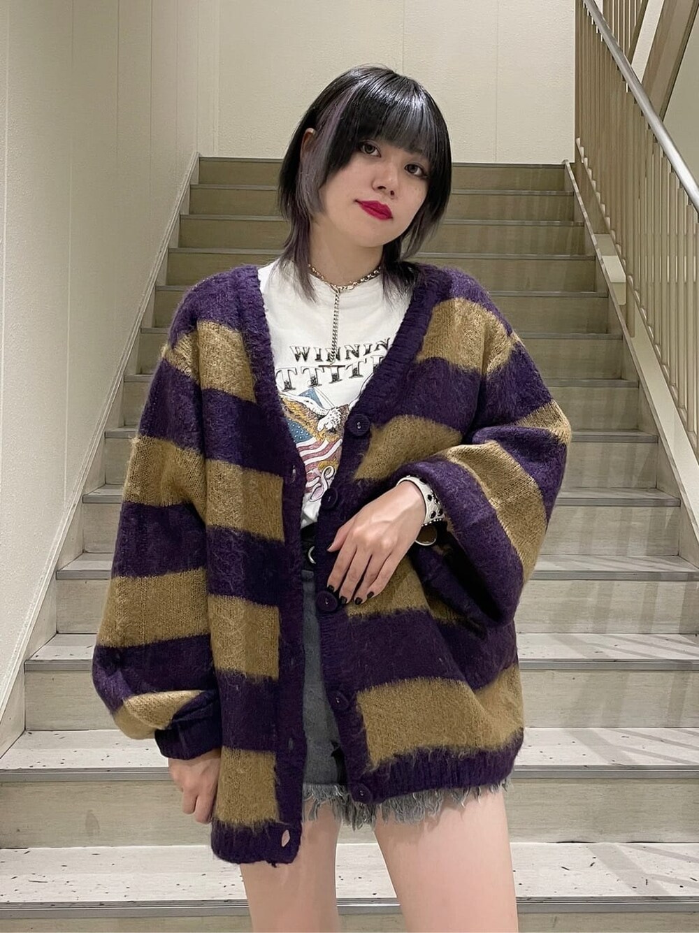 ブラック系のブーツ、ブラック系のデニムパンツ、ホワイト系のTシャツ/カットソーを着用したレディースの夏コーディネートの2枚目の写真