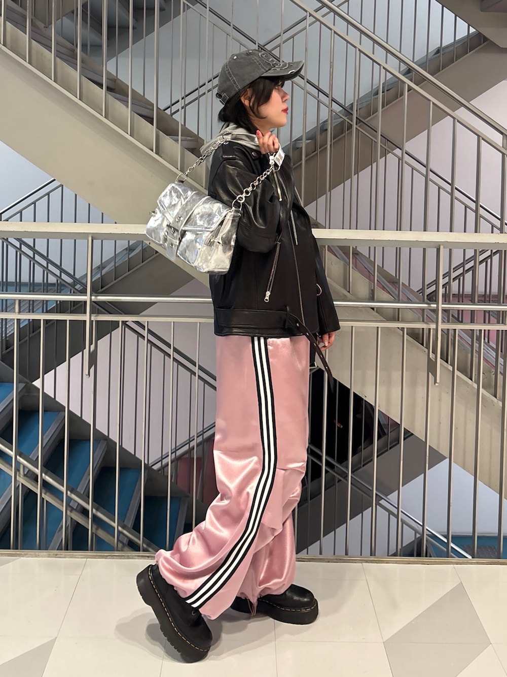 ピンク系のその他パンツ、シルバー系のハンドバッグ、ホワイト系のキャミソールを着用したレディースの春コーディネートの3枚目の写真