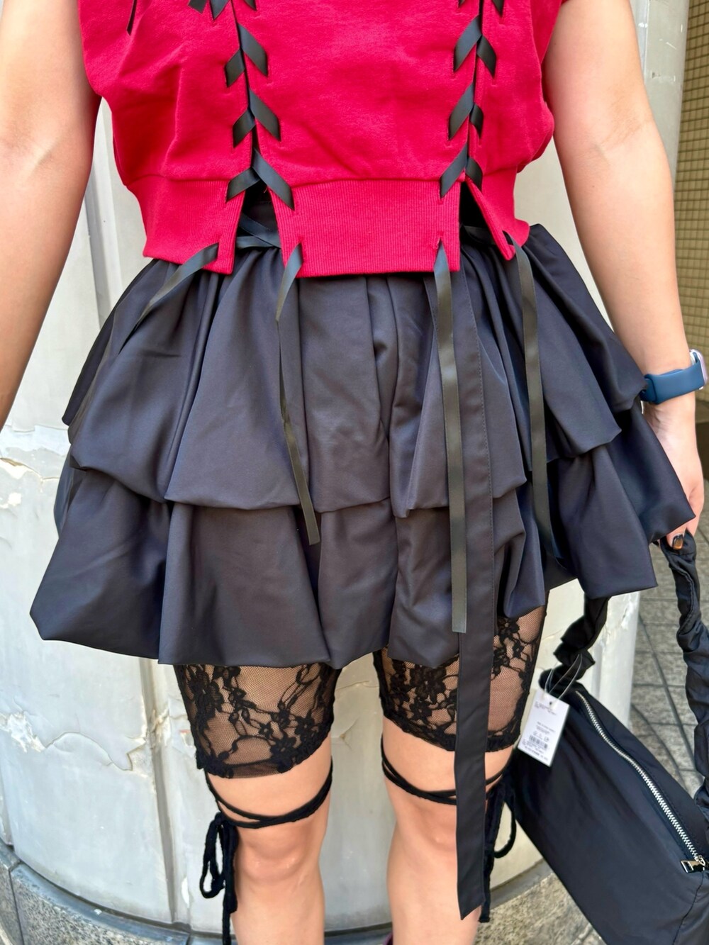 ブラック系のその他パンツ、ブラック系のスカート、ブラック系のショルダーバッグを着用したレディースの夏コーディネートの5枚目の写真