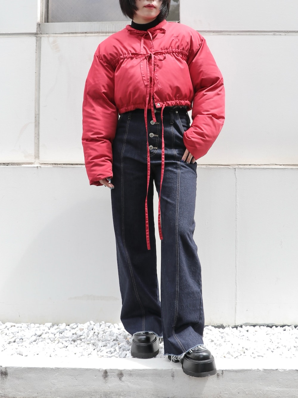 ブラック系のドレスシューズ、ブルー系のデニムパンツ、レッド系のブルゾンを着用したレディースの秋コーディネートの2枚目の写真