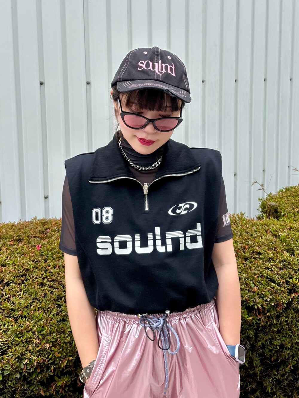 ピンク系のその他パンツ、ブラック系のTシャツ/カットソー、ブラック系のTシャツ/カットソーを着用したレディースの夏コーディネートの4枚目の写真