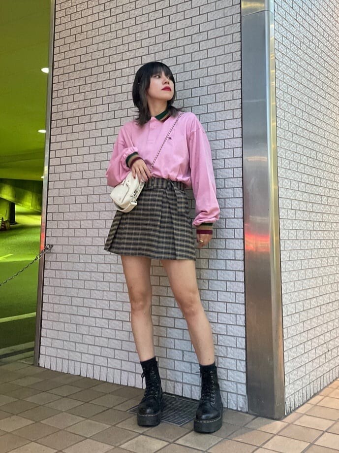 グレー系のその他パンツ、ホワイト系のハンドバッグ、グレー系のその他パンツを着用したレディースの秋コーディネートの6枚目の写真
