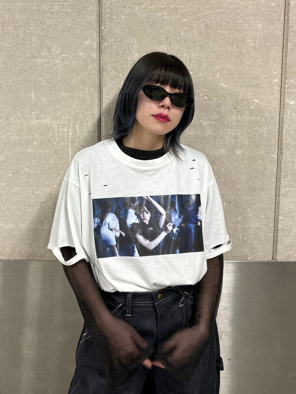 ホワイト系のTシャツ/カットソー、ブラック系のTシャツ/カットソー、ホワイト系のスニーカーを着用したレディースの春コーディネートの7枚目の写真