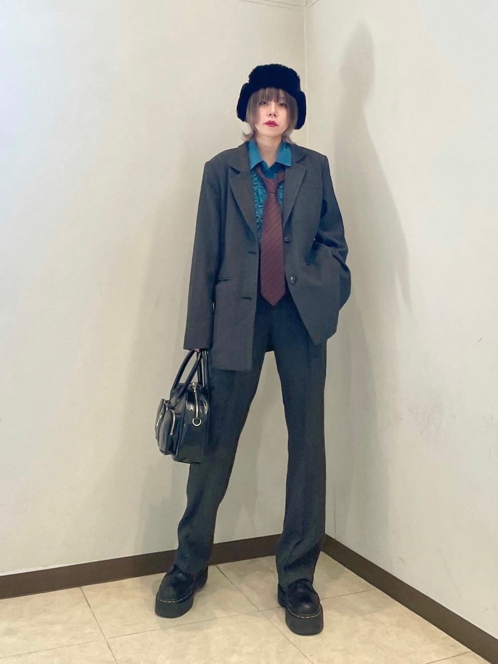 グレー系のテーラードジャケット、グレー系のその他パンツ、ブルー系のシャツ/ブラウスを着用したレディースの秋コーディネートの2枚目の写真