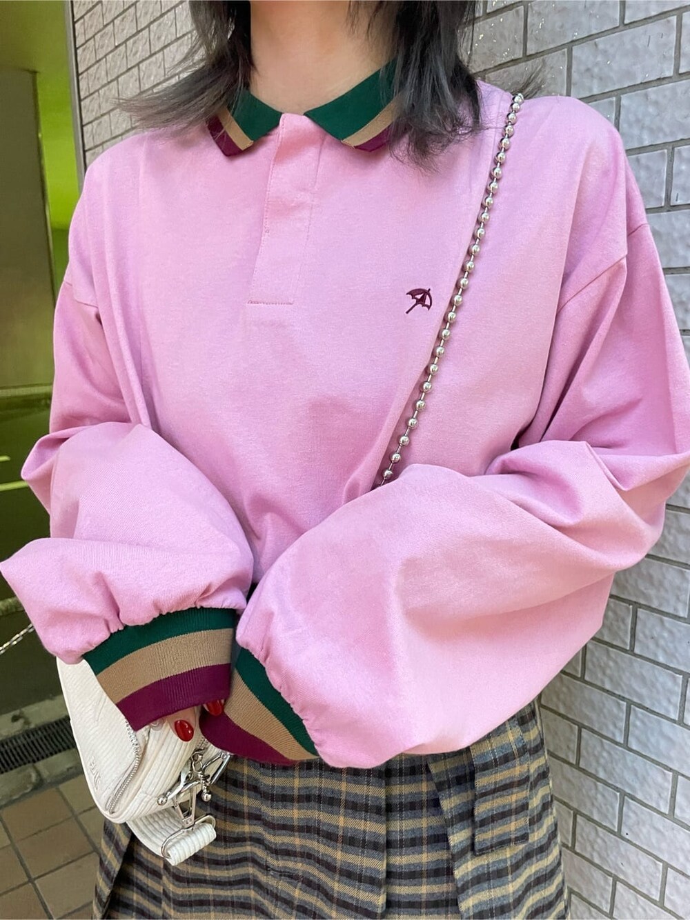 グレー系のその他パンツ、ホワイト系のハンドバッグ、グレー系のその他パンツを着用したレディースの秋コーディネートの4枚目の写真