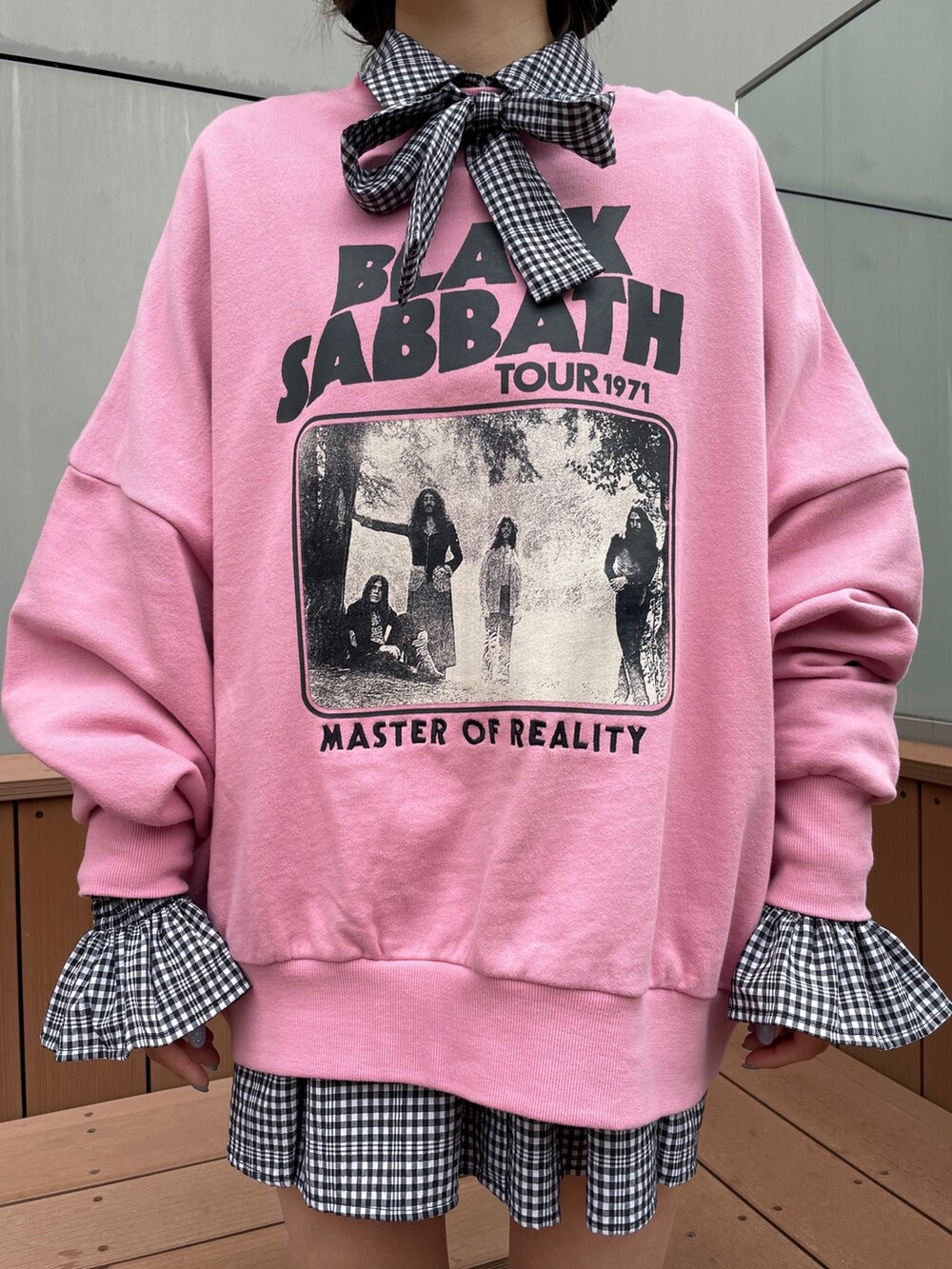 ピンク系のスウェット、その他のシャツ/ブラウス、ブラック系のブーツを着用したレディースの冬コーディネートの7枚目の写真