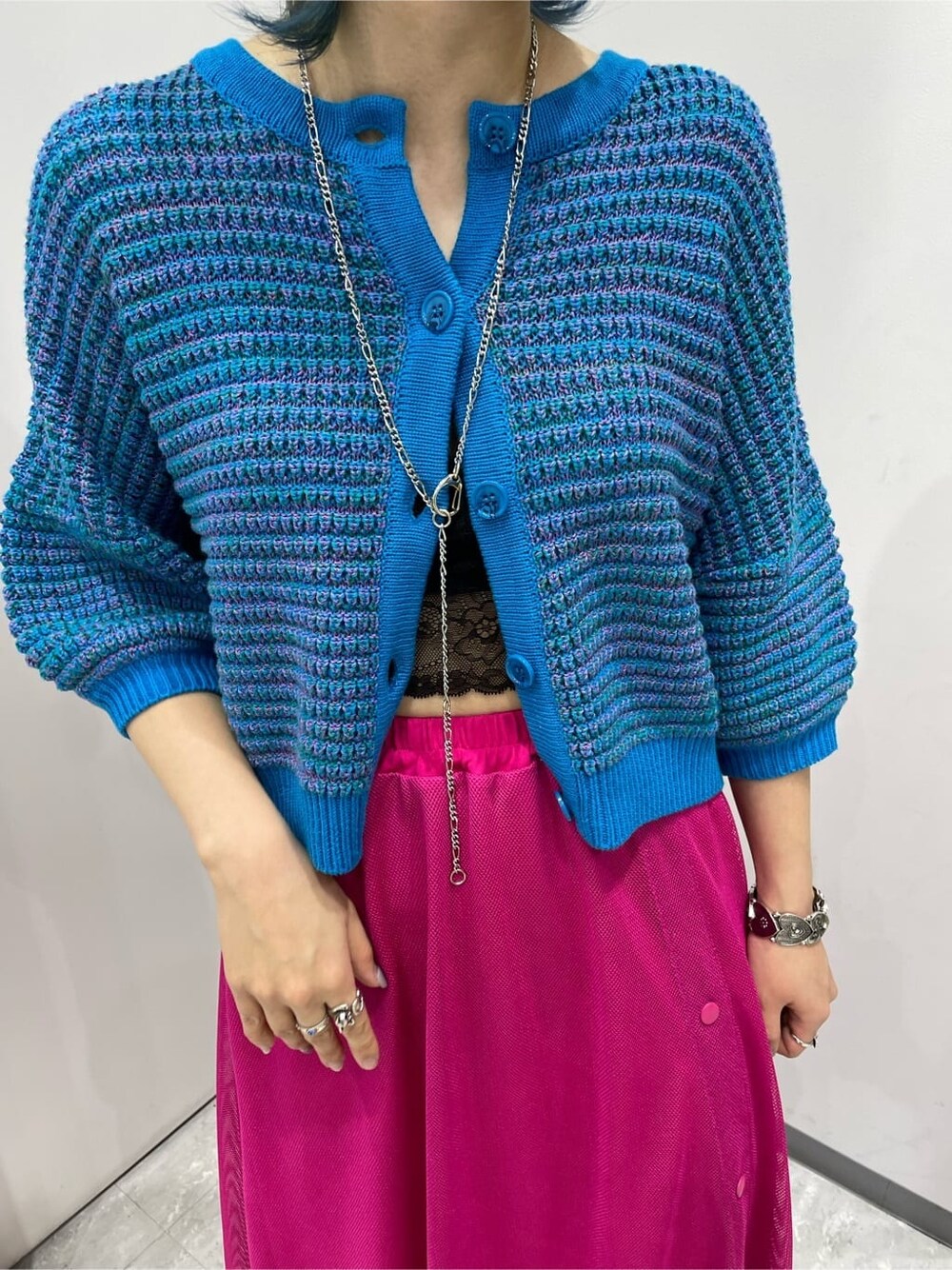 ピンク系のスカート、ブルー系のカーディガン/ボレロ、ホワイト系のその他シューズを着用したレディースの春コーディネートの4枚目の写真