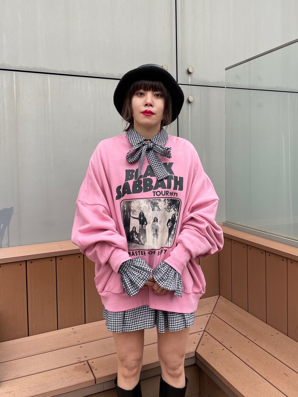 ピンク系のスウェット、その他のシャツ/ブラウス、ブラック系のブーツを着用したレディースの冬コーディネートの4枚目の写真