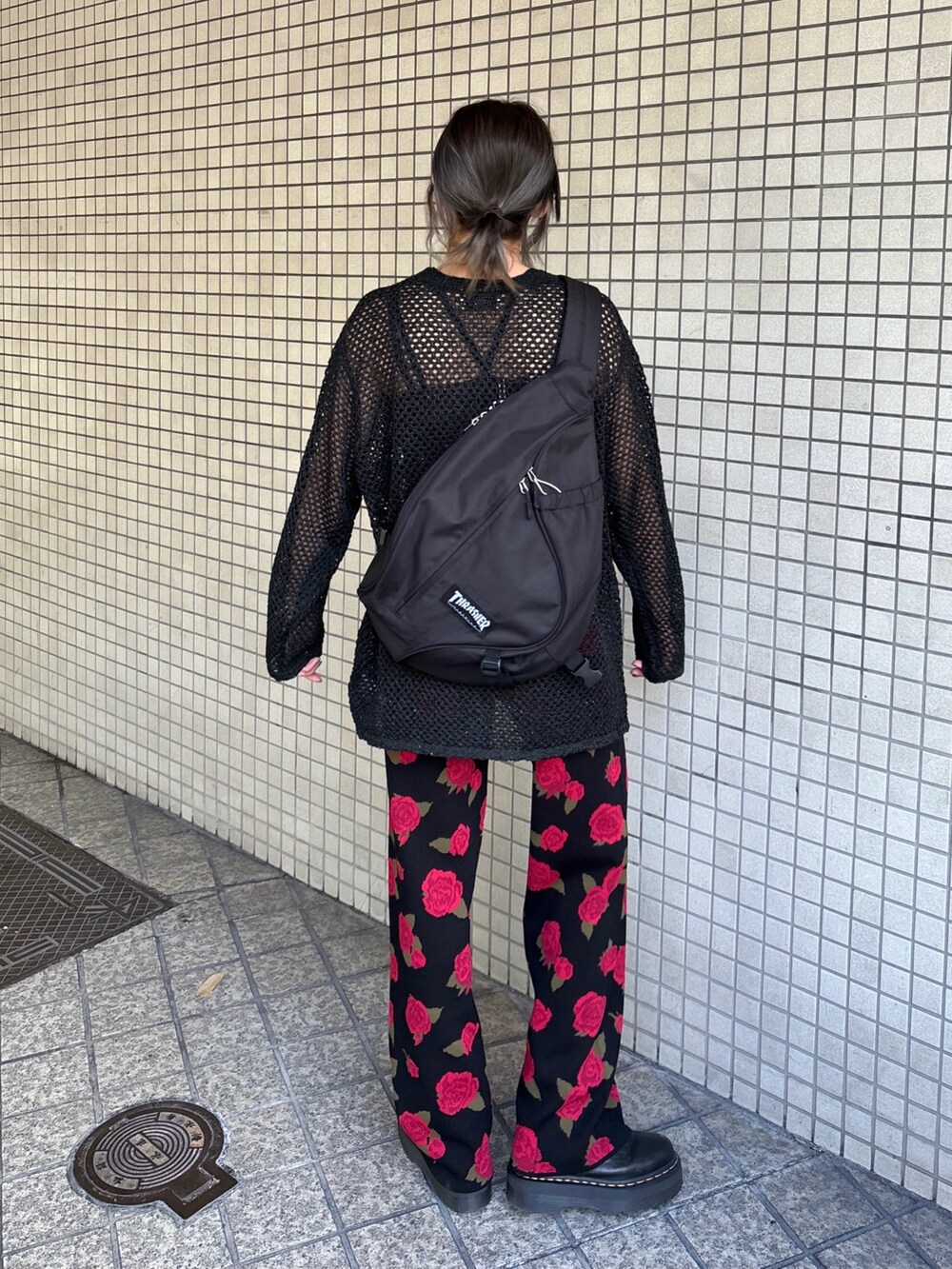 ブラック系のその他パンツ、ブラック系のニット/セーター、ブラック系のバックパック/リュックを着用したレディースの夏コーディネートの4枚目の写真