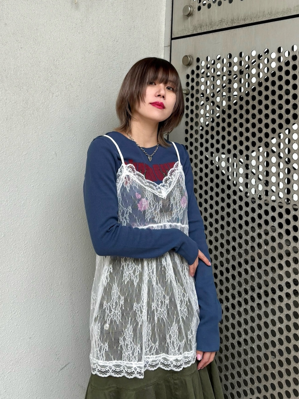 グリーン系のスカート、ブルー系のTシャツ/カットソー、ホワイト系のキャミソールを着用したレディースの冬コーディネートの8枚目の写真