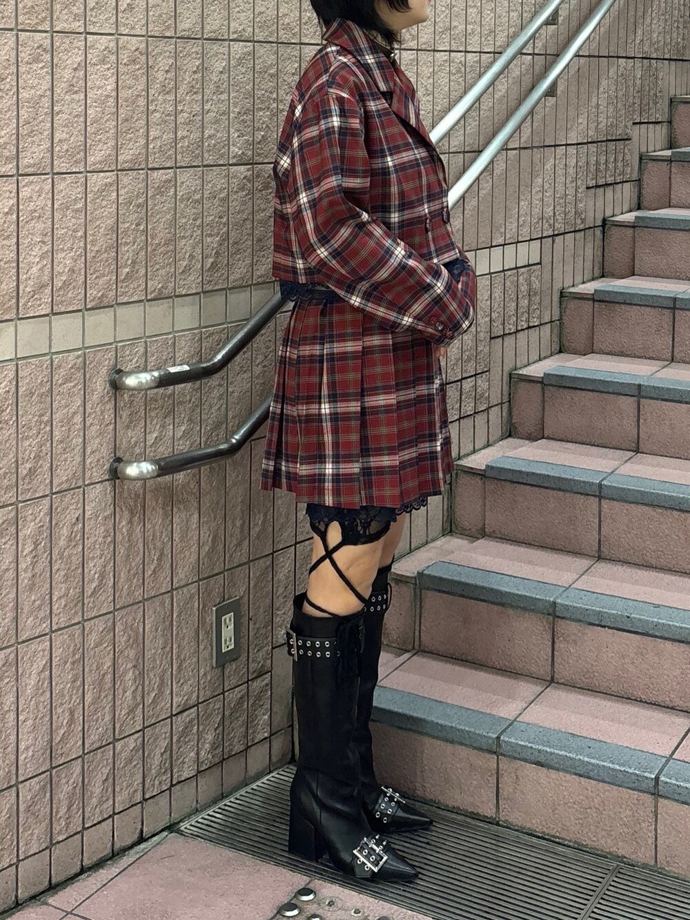 レッド系のスカート、レッド系のテーラードジャケット、ブラック系のTシャツ/カットソーを着用したレディースの冬コーディネートの3枚目の写真