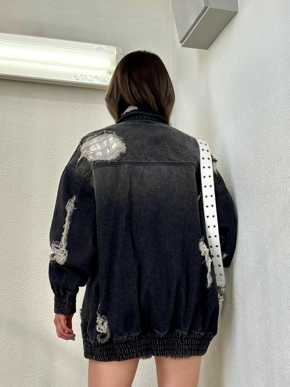 ホワイト系のシャツ/ブラウス、シルバー系のブーツ、ホワイト系のショルダーバッグを着用したレディースの夏コーディネートの6枚目の写真