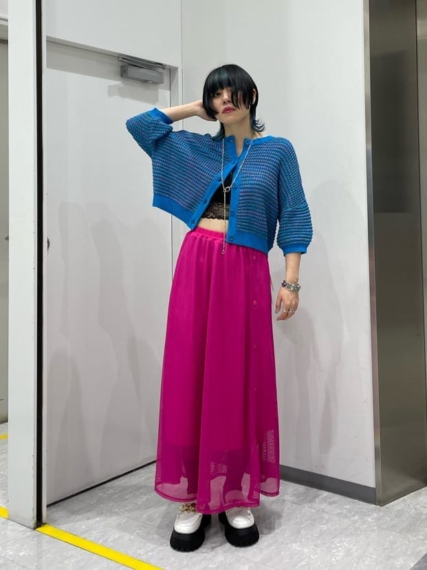 ピンク系のスカート、ブルー系のカーディガン/ボレロ、ホワイト系のその他シューズを着用したレディースの春コーディネートの2枚目の写真