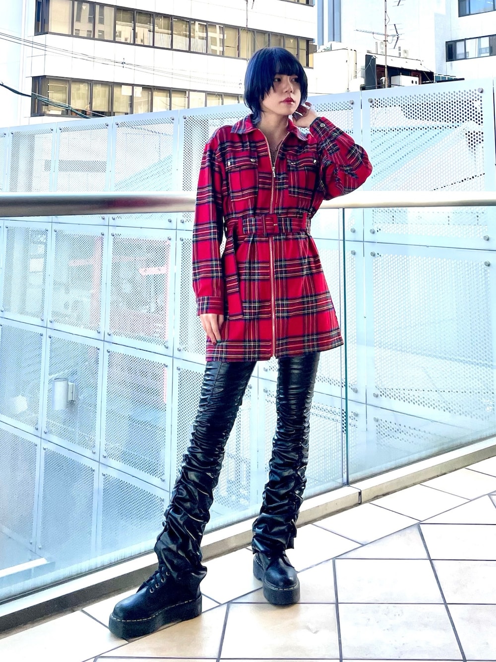 レッド系のワンピース、その他のその他パンツを着用したレディースの冬コーディネートの3枚目の写真