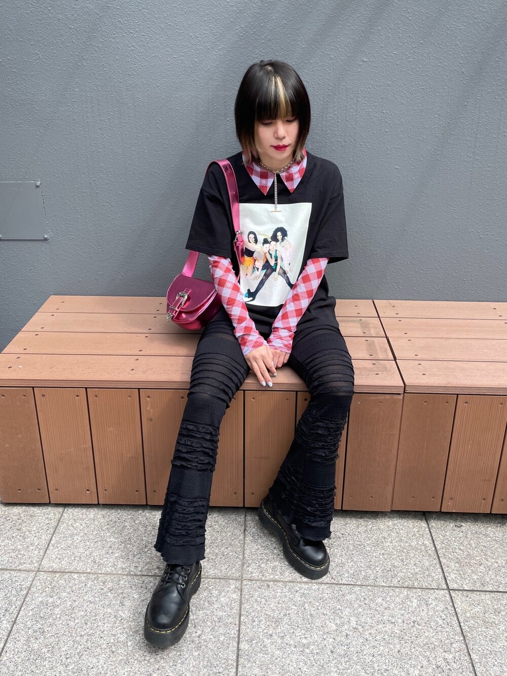 ブラック系のTシャツ/カットソー、ブラック系のその他パンツ、レッド系のシャツ/ブラウスを着用したレディースの春コーディネートの6枚目の写真