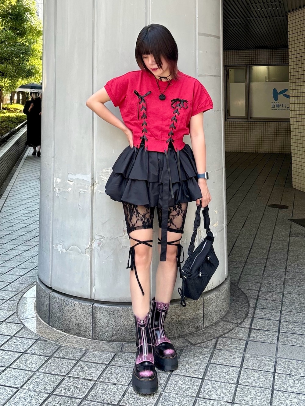 ブラック系のその他パンツ、ブラック系のスカート、ブラック系のショルダーバッグを着用したレディースの夏コーディネートの8枚目の写真