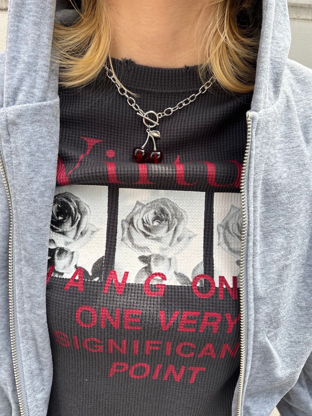 ブラック系のボストンバッグ、ブルー系のブーツ、ブラック系のTシャツ/カットソーを着用したレディースの春コーディネートの7枚目の写真