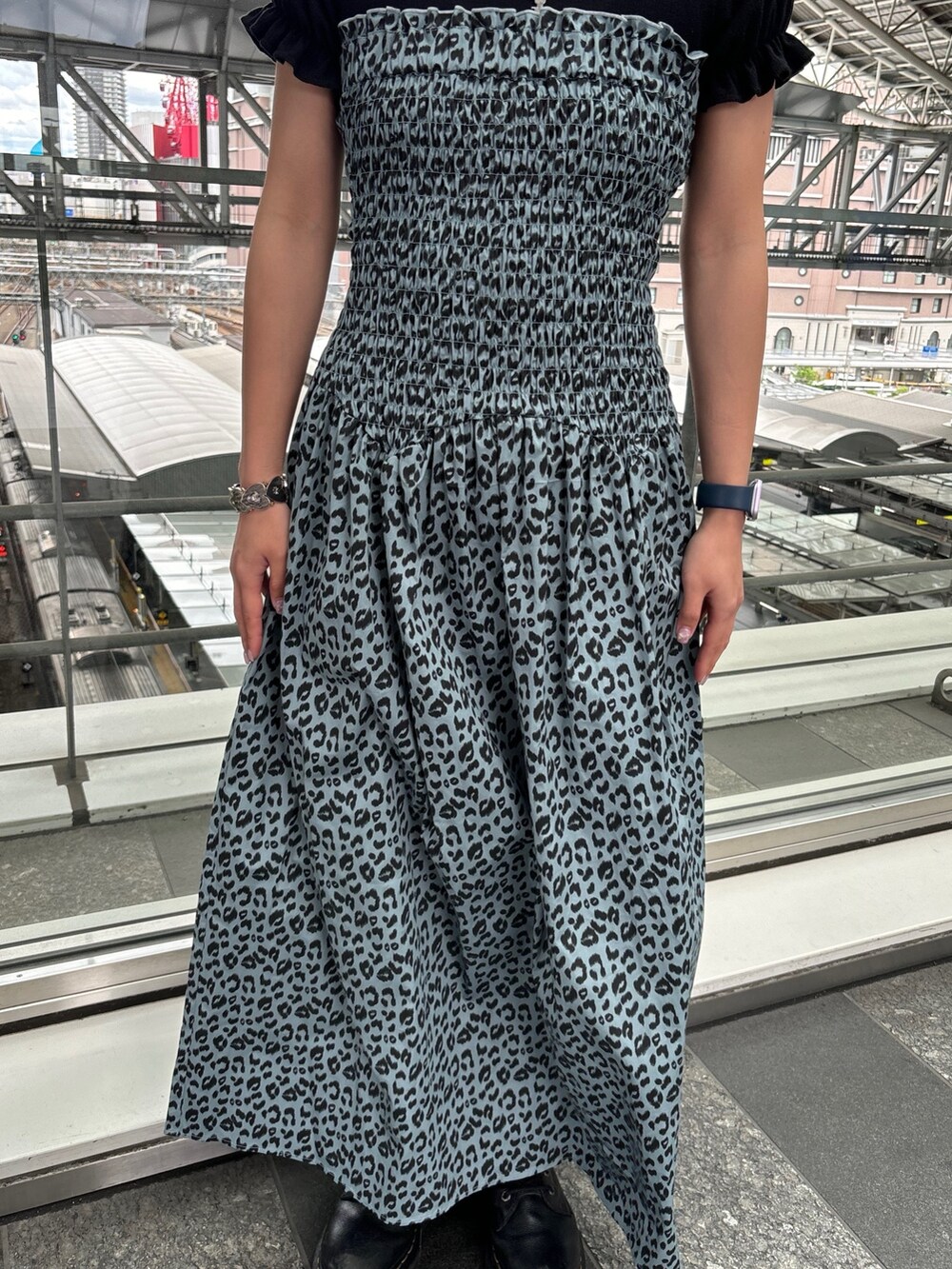 ブラック系のTシャツ/カットソー、ブルー系のワンピース、シルバー系のネックレスを着用したレディースの夏コーディネートの7枚目の写真