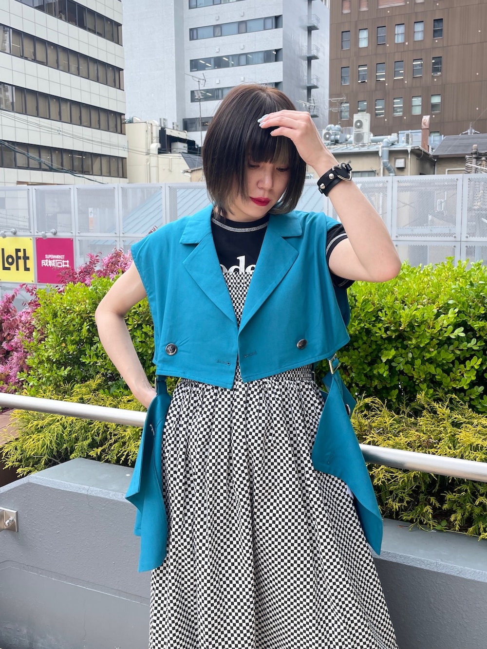 ブルー系のテーラードジャケット、ブラック系のTシャツ/カットソー、その他のワンピースを着用したレディースの春コーディネートの5枚目の写真