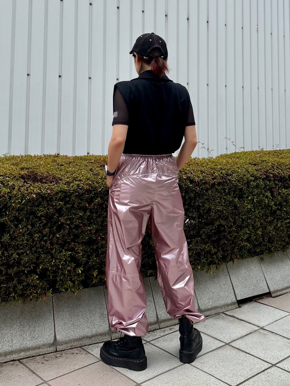 ピンク系のその他パンツ、ブラック系のTシャツ/カットソー、ブラック系のTシャツ/カットソーを着用したレディースの夏コーディネートの3枚目の写真