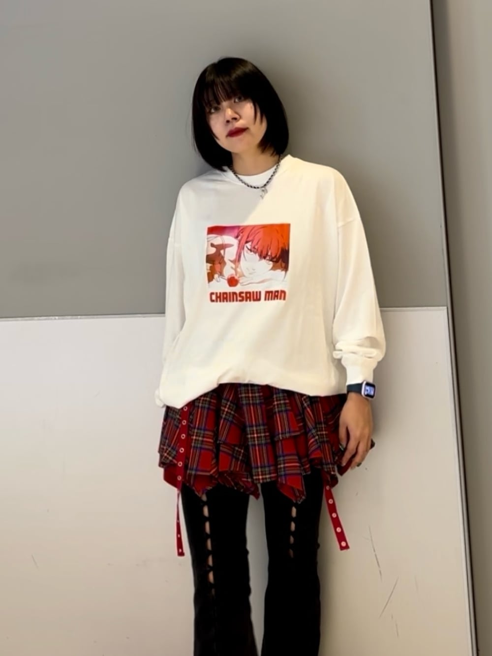 ブラック系のデニムパンツ、レッド系のスカート、ホワイト系のTシャツ/カットソーを着用したレディースの秋コーディネートの3枚目の写真