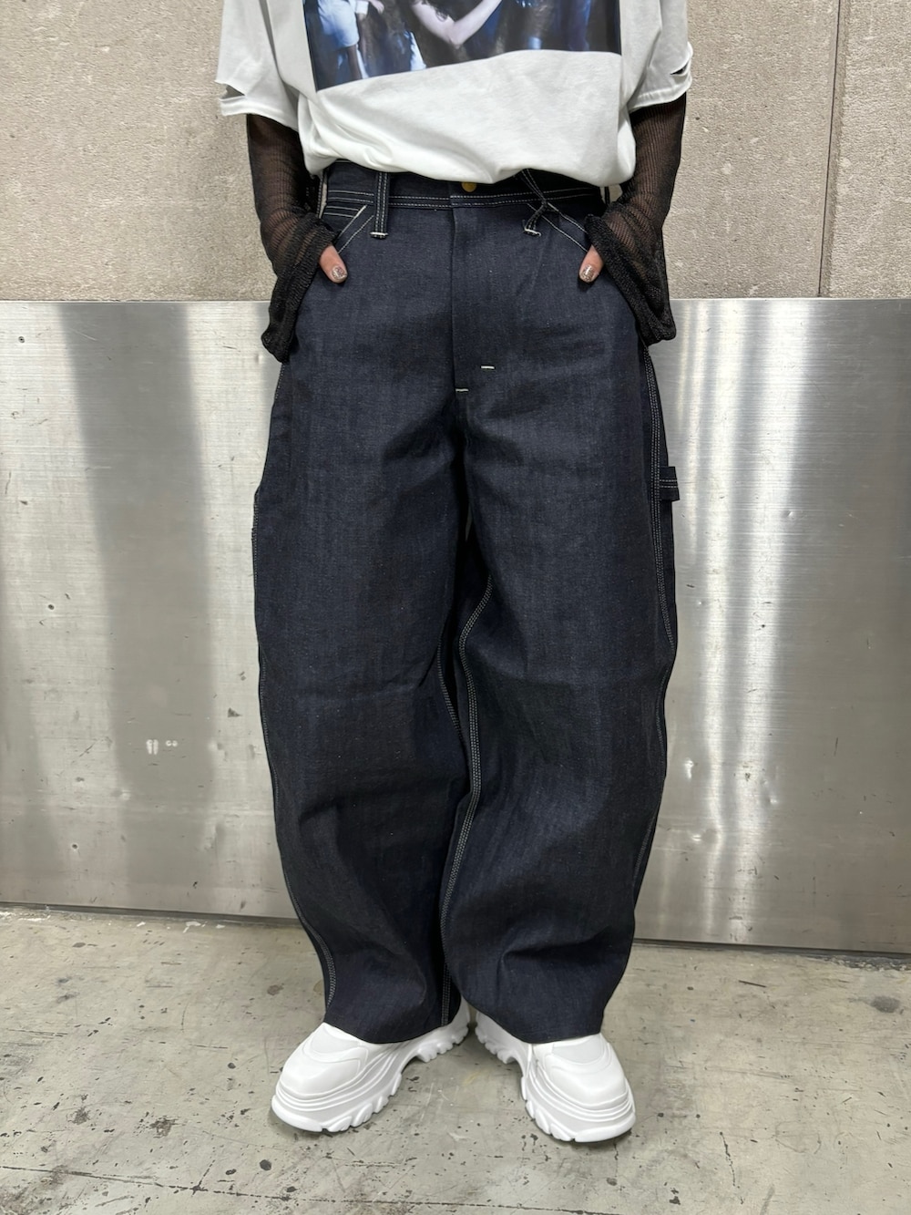 ホワイト系のTシャツ/カットソー、ブラック系のTシャツ/カットソー、ホワイト系のスニーカーを着用したレディースの春コーディネートの8枚目の写真
