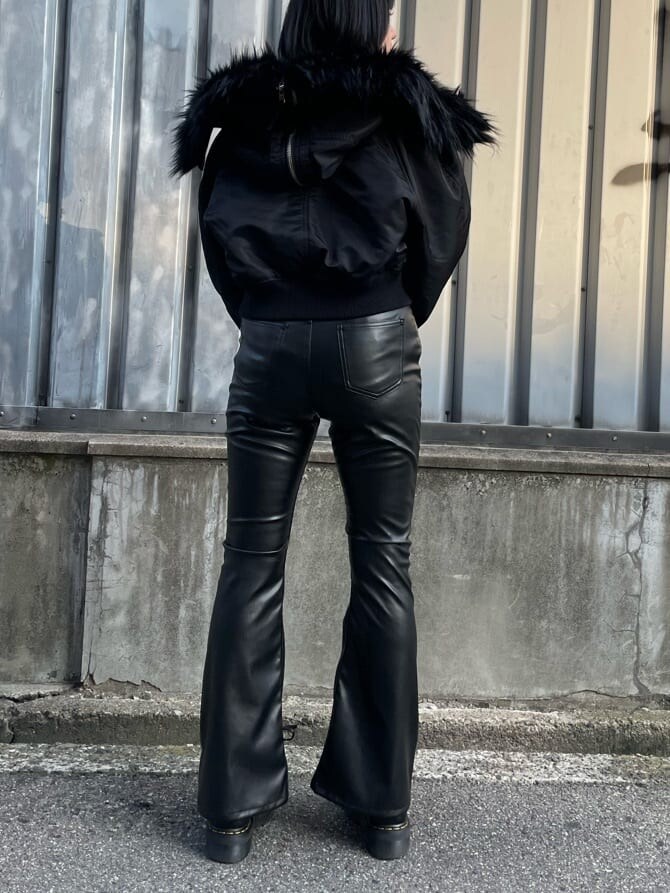 ブラック系のその他アウター、ブラック系のデニムパンツ、ホワイト系のTシャツ/カットソーを着用したレディースの秋コーディネートの9枚目の写真