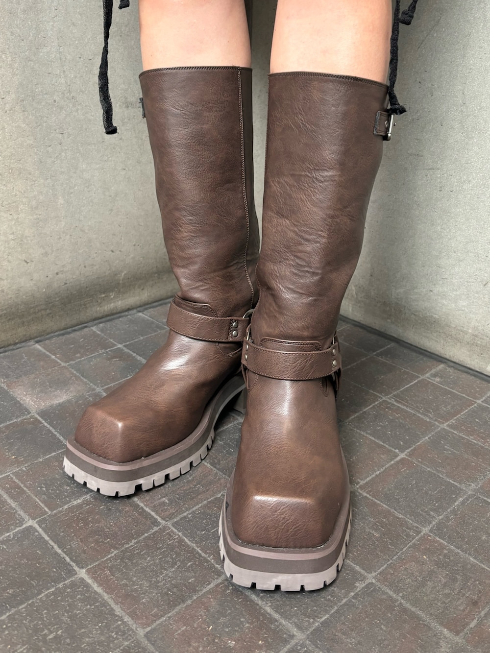 ブラック系のTシャツ/カットソー、ブラック系のカーディガン/ボレロ、グリーン系のスカートを着用したレディースの秋コーディネートの6枚目の写真