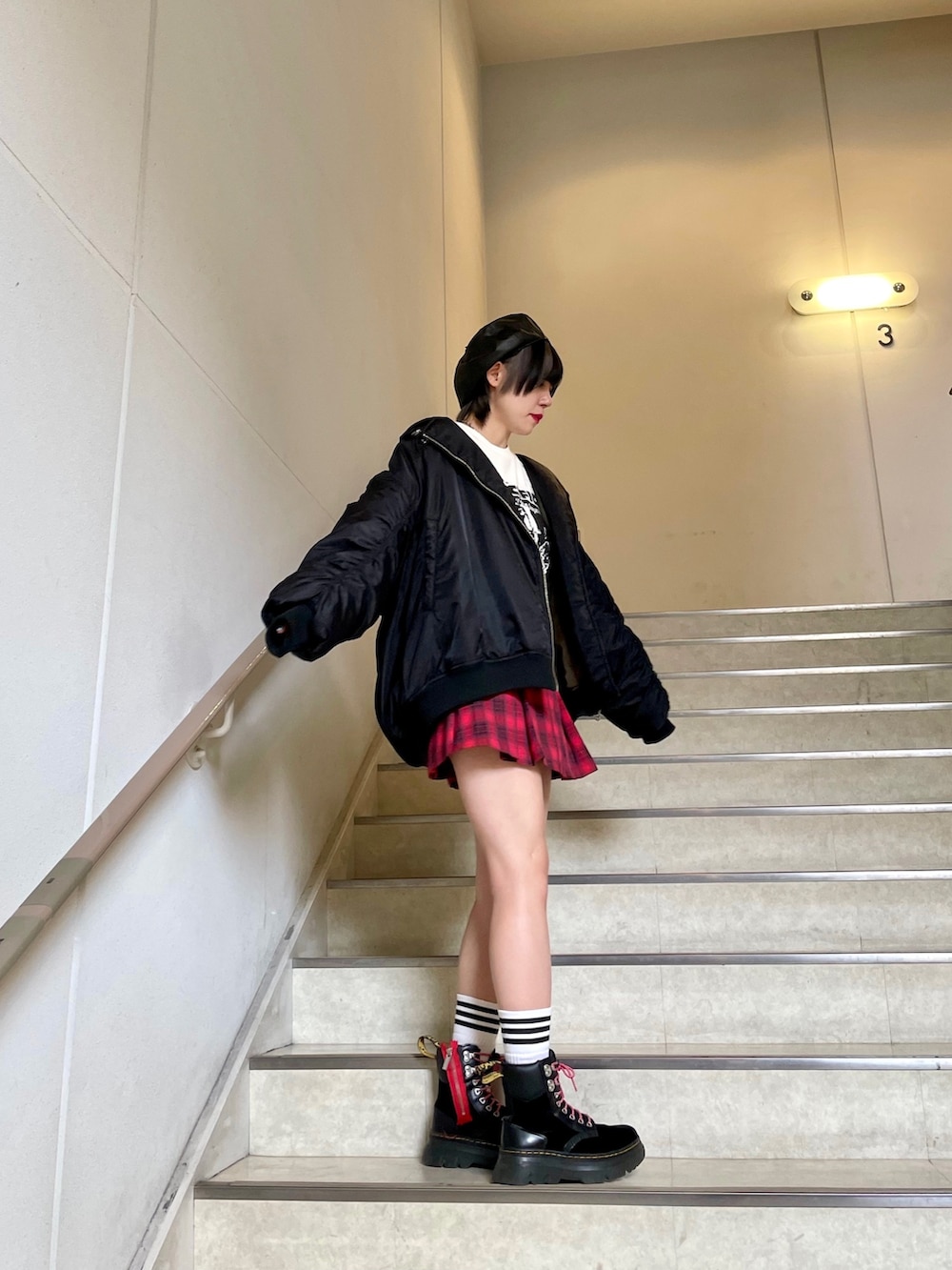 レッド系のその他パンツ、ホワイト系のTシャツ/カットソー、ブラック系のMA-1を着用したレディースの夏コーディネートの2枚目の写真