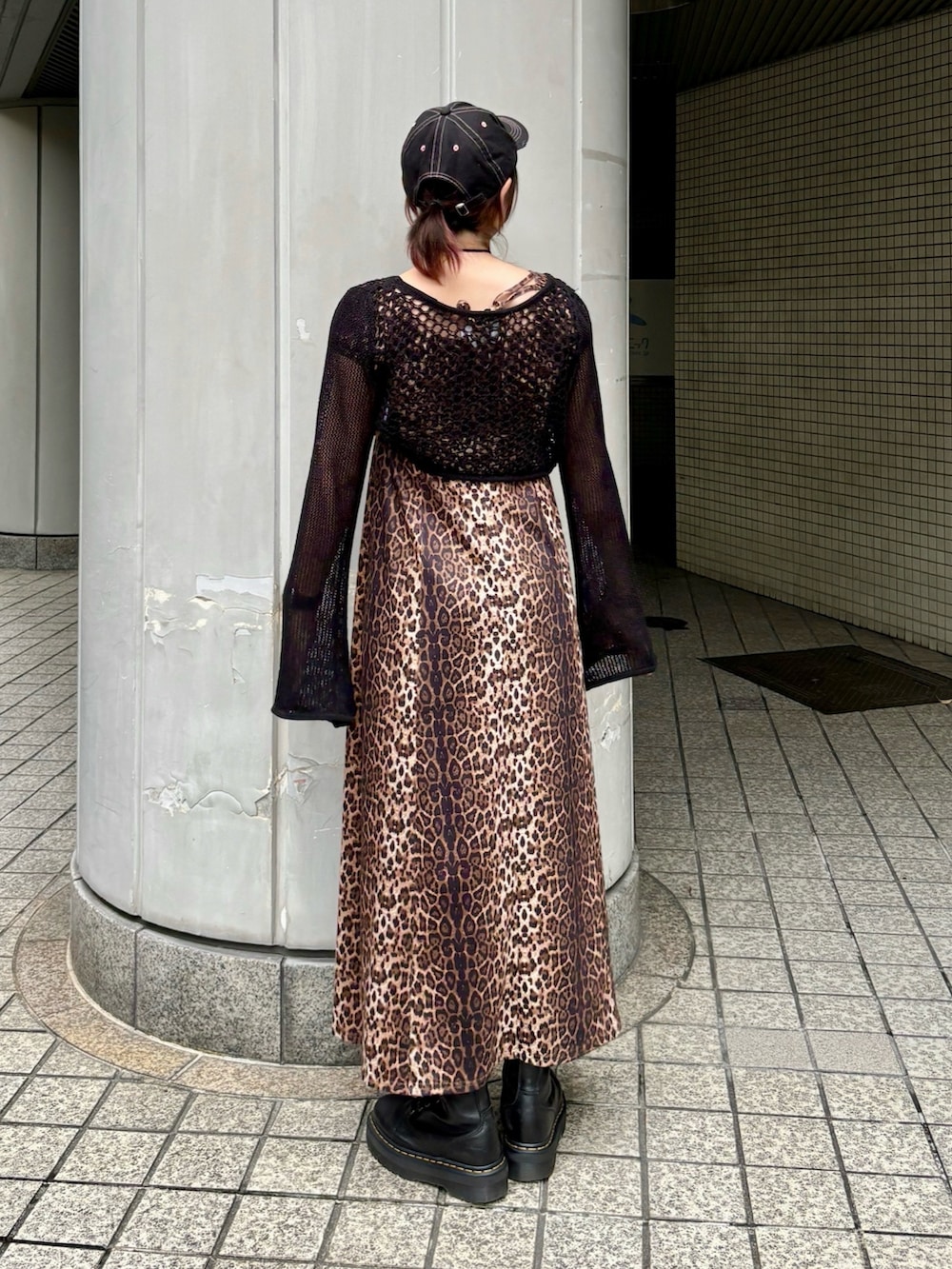 ブラック系のカーディガン/ボレロ、ブラウン系のワンピース、ブラック系のキャップを着用したレディースの夏コーディネートの4枚目の写真