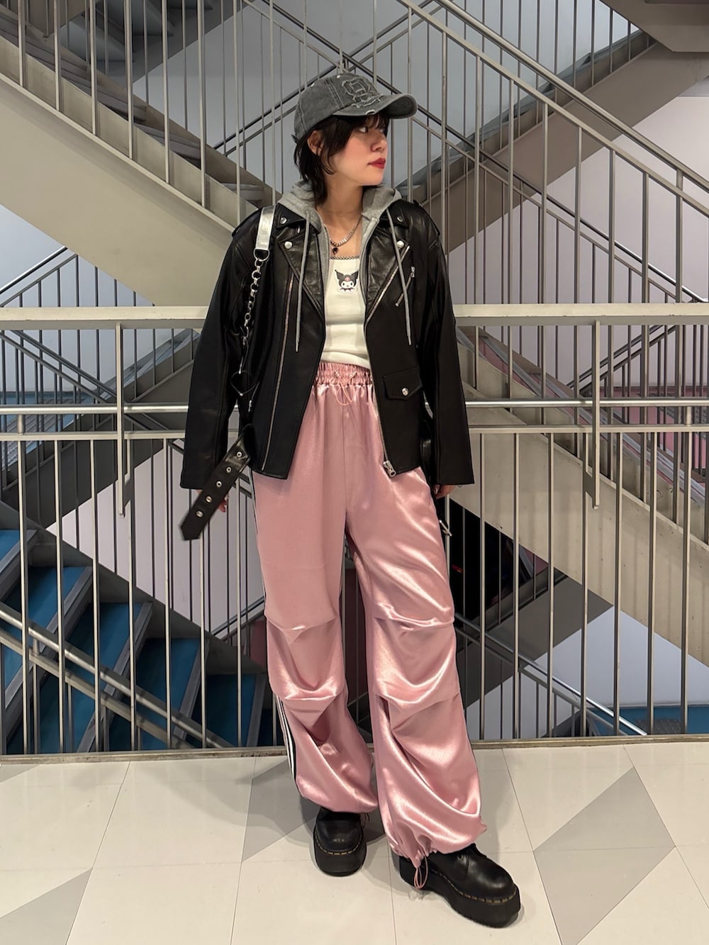 ピンク系のその他パンツ、シルバー系のハンドバッグ、ホワイト系のキャミソールを着用したレディースの春コーディネートの2枚目の写真