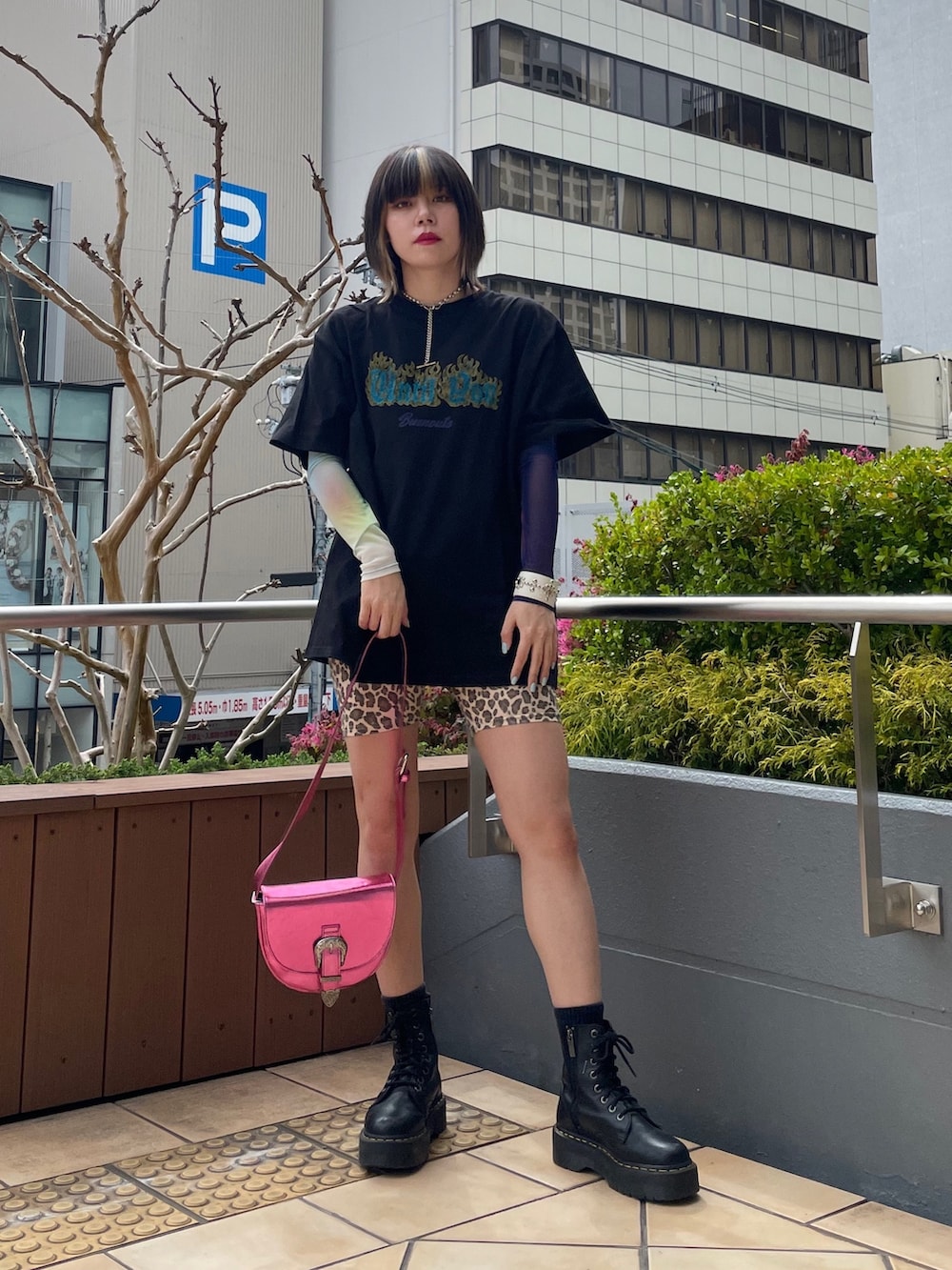 ベージュ系のその他パンツ、ピンク系のショルダーバッグ、ブラック系のTシャツ/カットソーを着用したレディースの春コーディネートの2枚目の写真