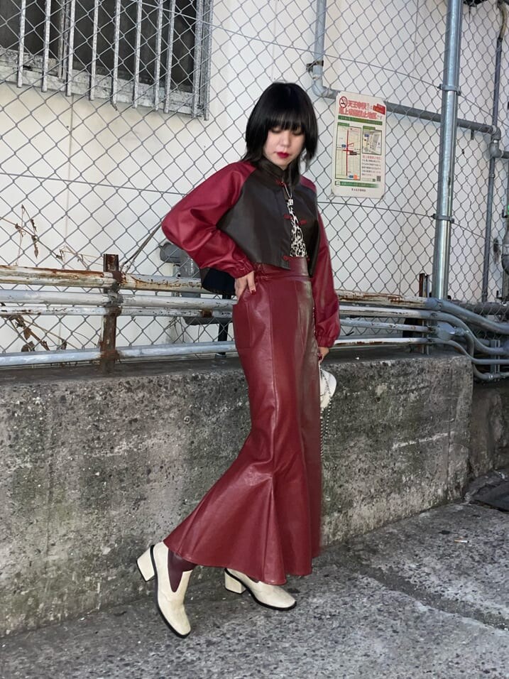 ブラウン系のブルゾン、レッド系のスカート、その他のキャミソールを着用したレディースの秋コーディネートの8枚目の写真