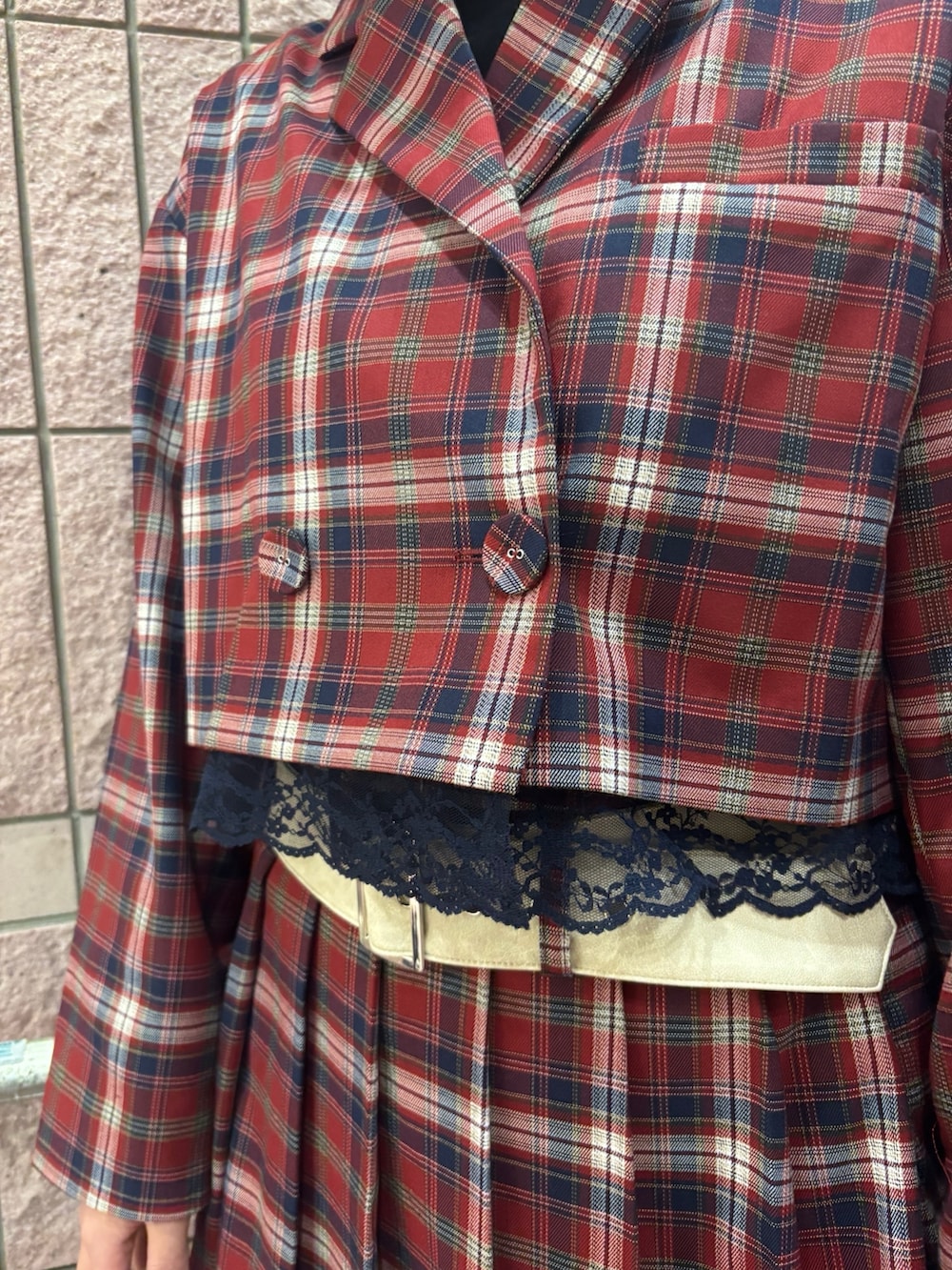 レッド系のスカート、レッド系のテーラードジャケット、ブラック系のTシャツ/カットソーを着用したレディースの冬コーディネートの6枚目の写真