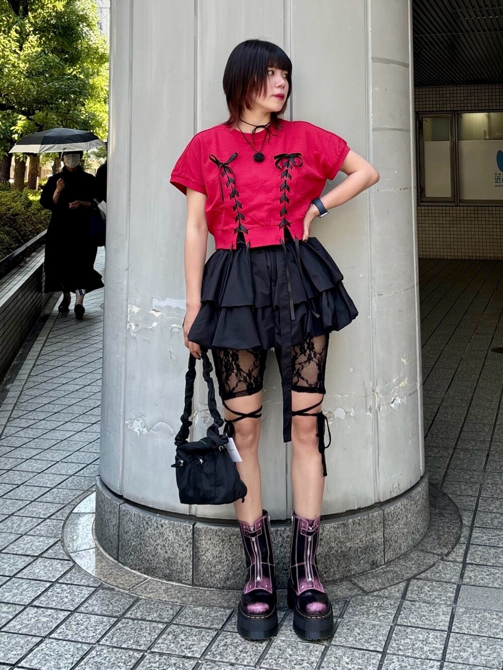 ブラック系のその他パンツ、ブラック系のスカート、ブラック系のショルダーバッグを着用したレディースの夏コーディネートの7枚目の写真