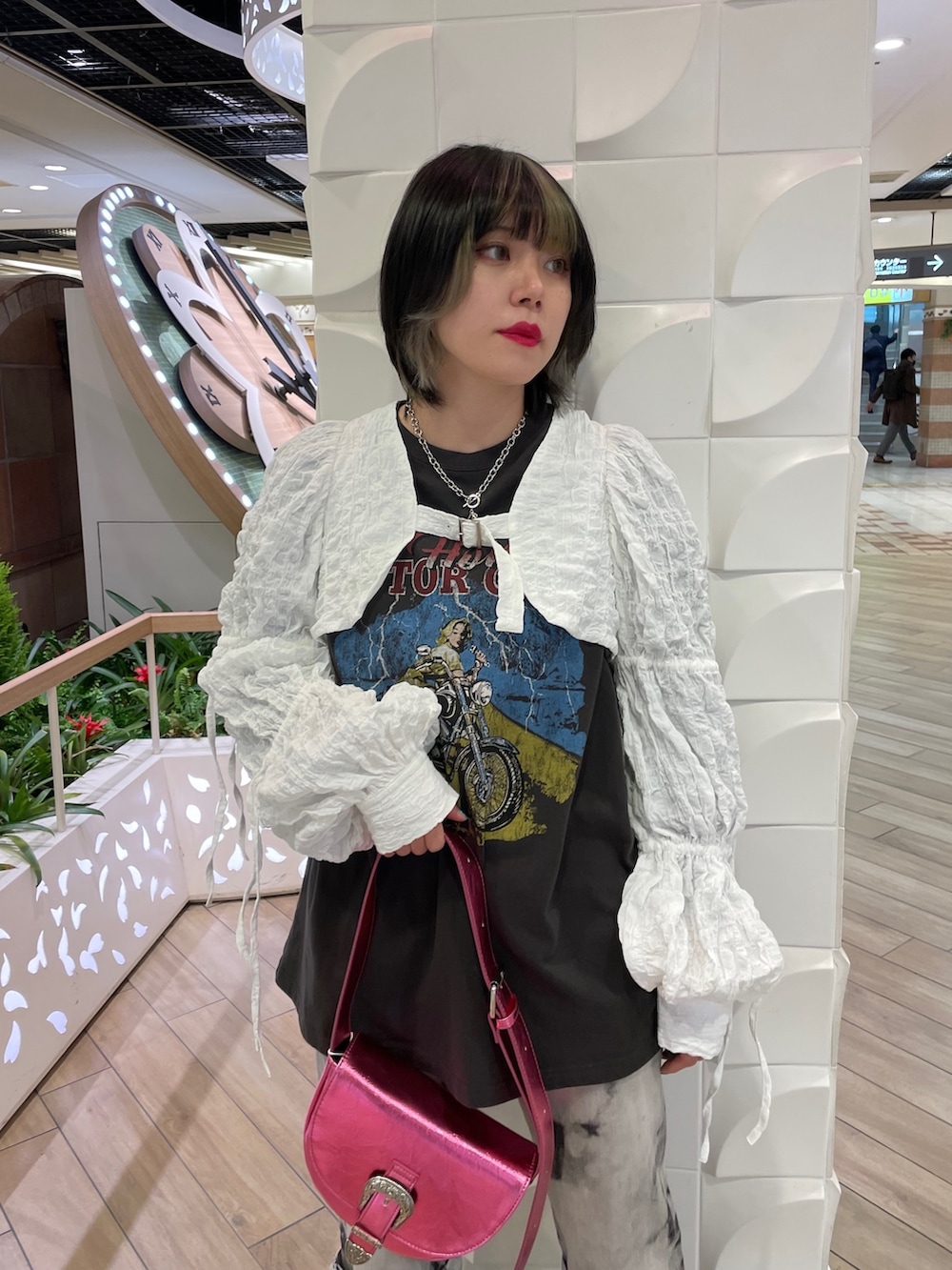 ブラック系のTシャツ/カットソー、ピンク系のショルダーバッグ、ホワイト系のカーディガン/ボレロを着用したレディースの冬コーディネートの4枚目の写真