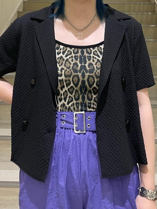 ベージュ系のキャミソール、ブラック系のシャツ/ブラウス、シルバー系のブレスレットを着用したレディースの夏コーディネートの4枚目の写真