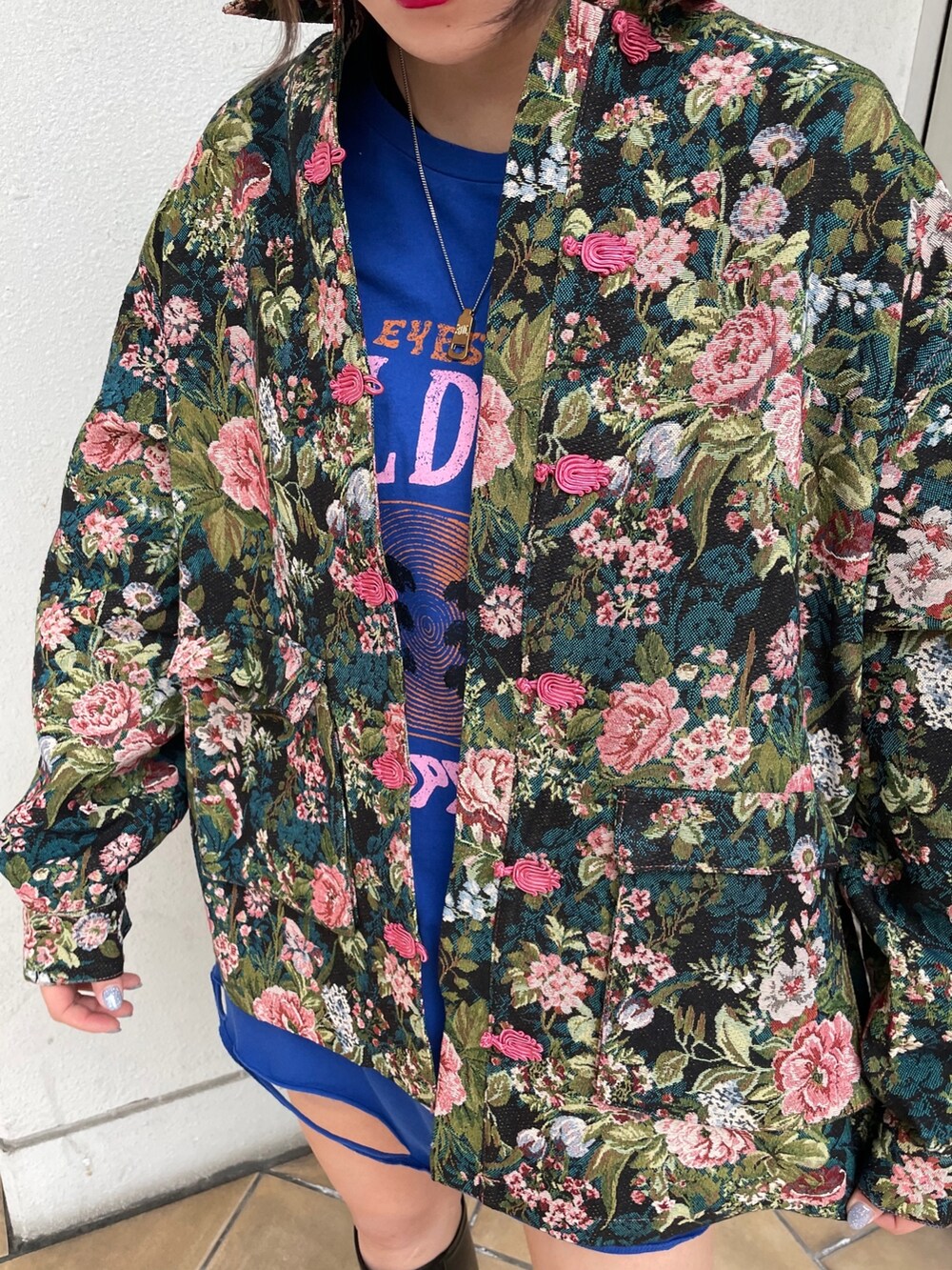 ブラック系のデニムパンツ、ブラック系のブーツ、ブルー系のTシャツ/カットソーを着用したレディースの冬コーディネートの8枚目の写真