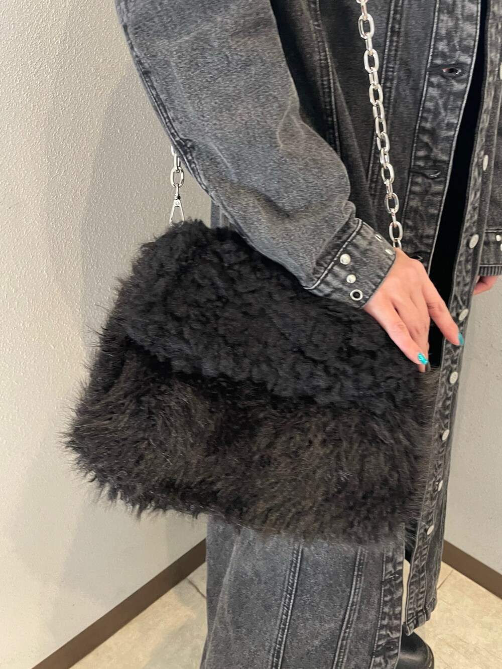 ブラック系のニット/セーター、ブラック系のハンドバッグ、その他のその他パンツを着用したレディースの冬コーディネートの9枚目の写真
