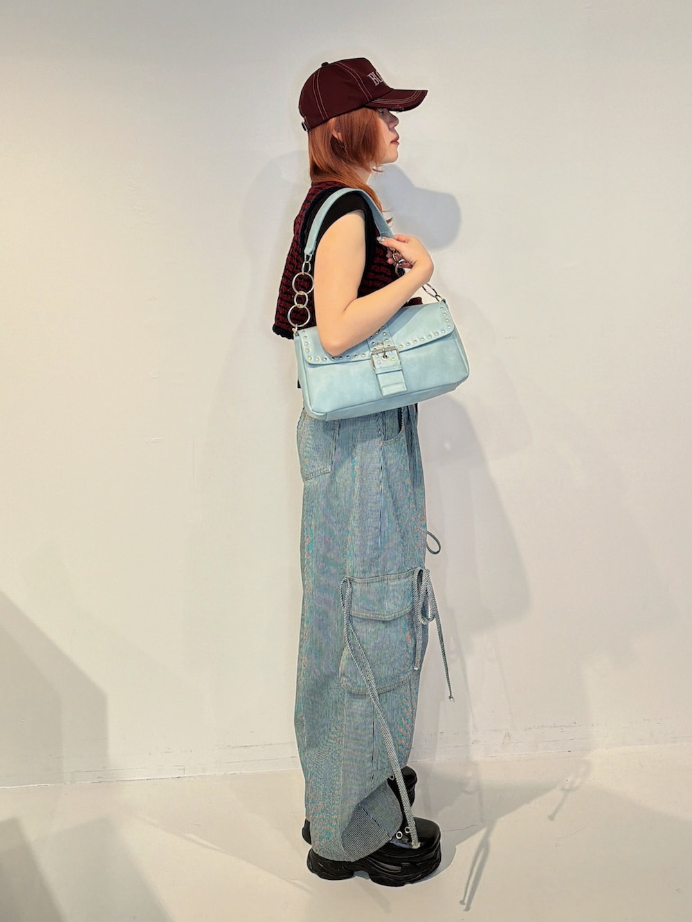 ブラック系のデニムパンツ、レッド系のその他トップスを着用したレディースの冬コーディネートの3枚目の写真