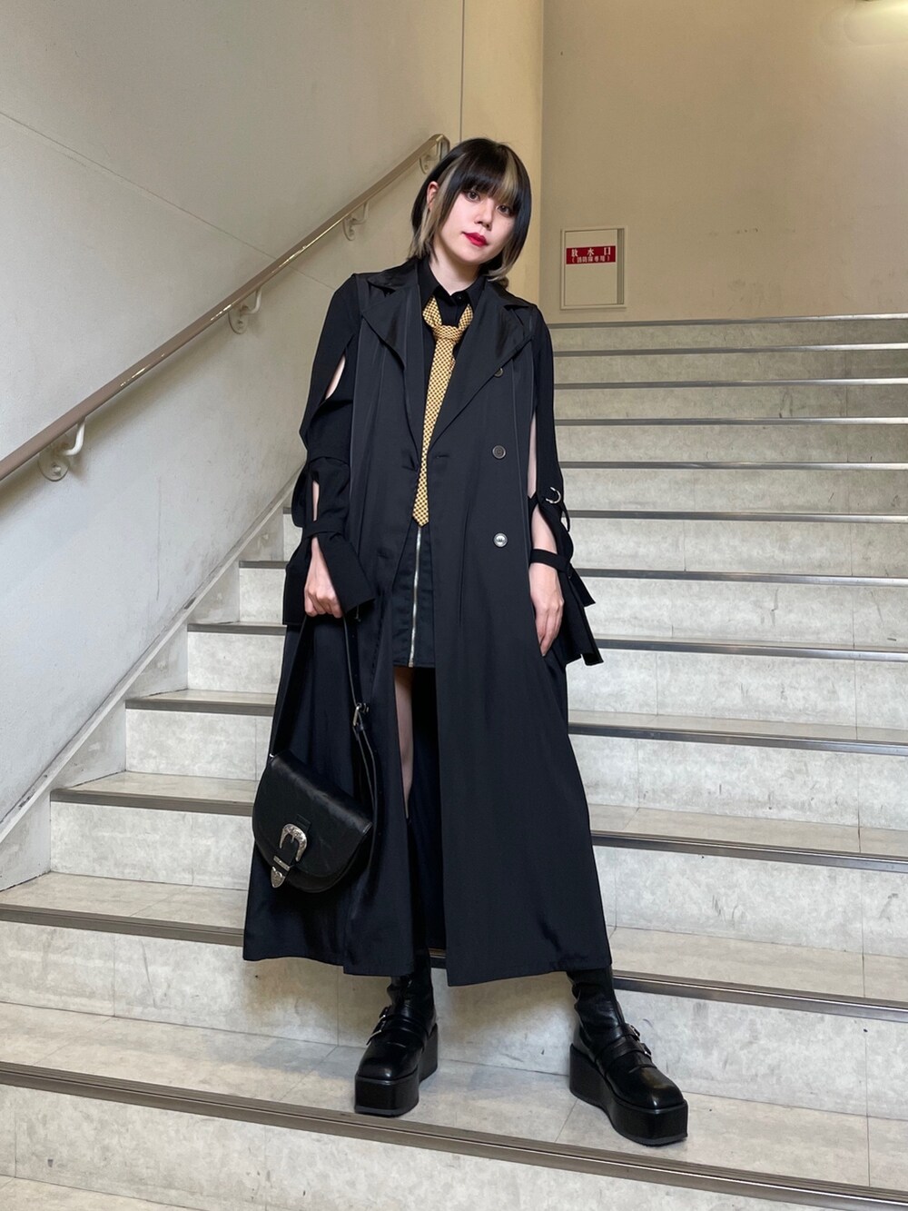 ブラック系のブーツ、ブラック系のシャツ/ブラウス、ブラック系のショルダーバッグを着用したレディースの春コーディネートの7枚目の写真