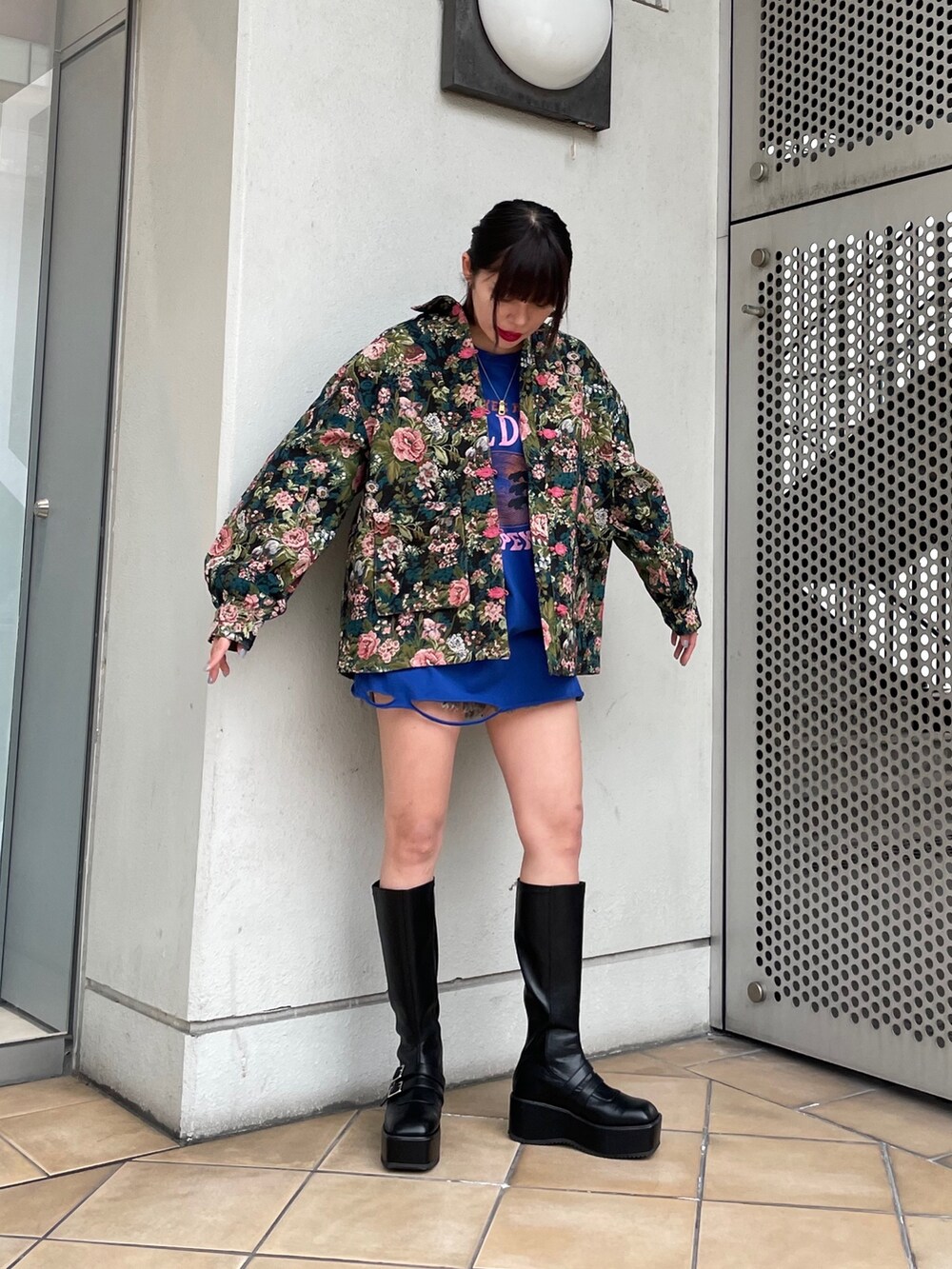 ブラック系のデニムパンツ、ブラック系のブーツ、ブルー系のTシャツ/カットソーを着用したレディースの冬コーディネートの6枚目の写真