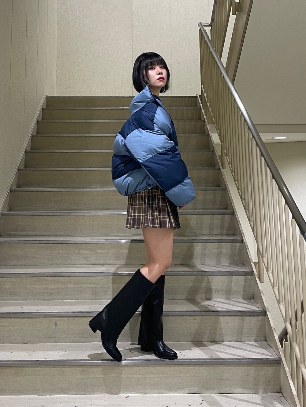 ブラック系のTシャツ/カットソー、ブルー系のブルゾン、ブラック系のブーツを着用したレディースの秋コーディネートの4枚目の写真