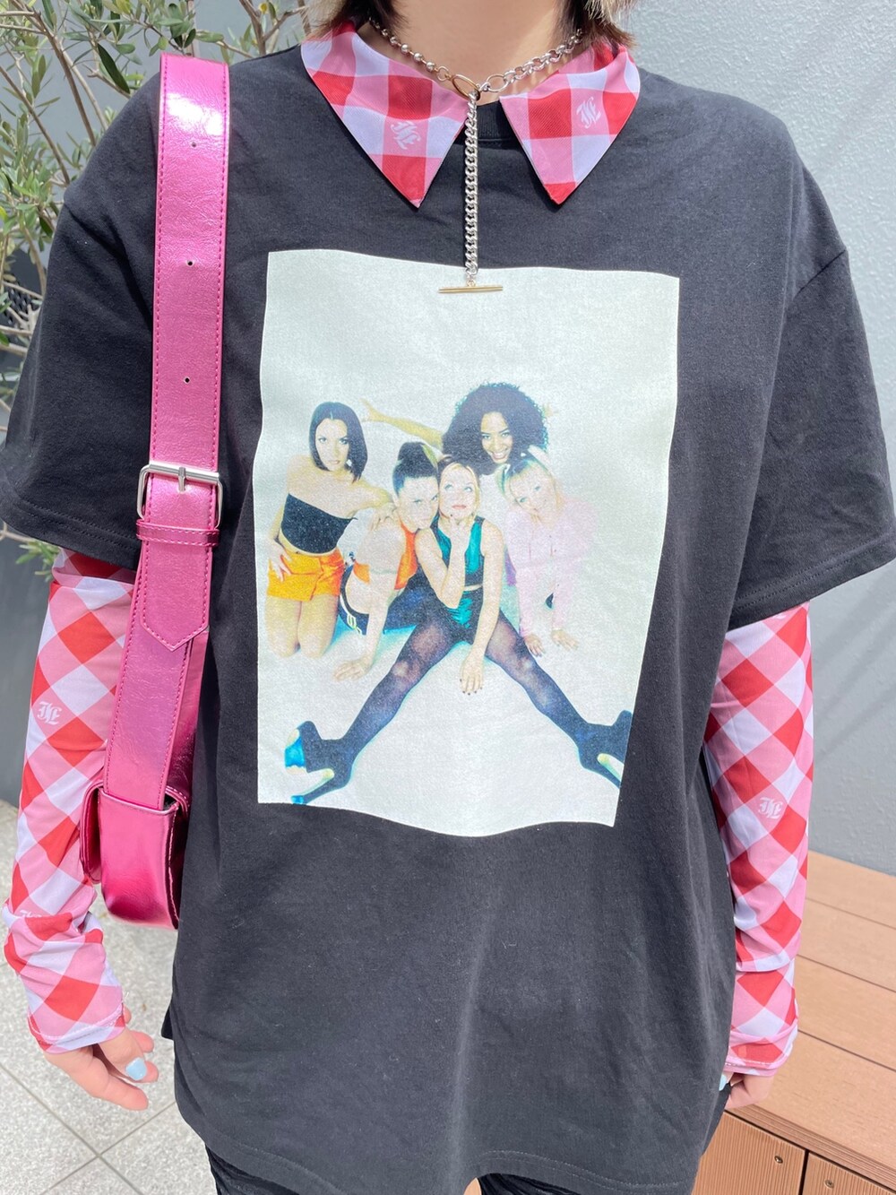 ブラック系のTシャツ/カットソー、ブラック系のその他パンツ、レッド系のシャツ/ブラウスを着用したレディースの春コーディネートの9枚目の写真