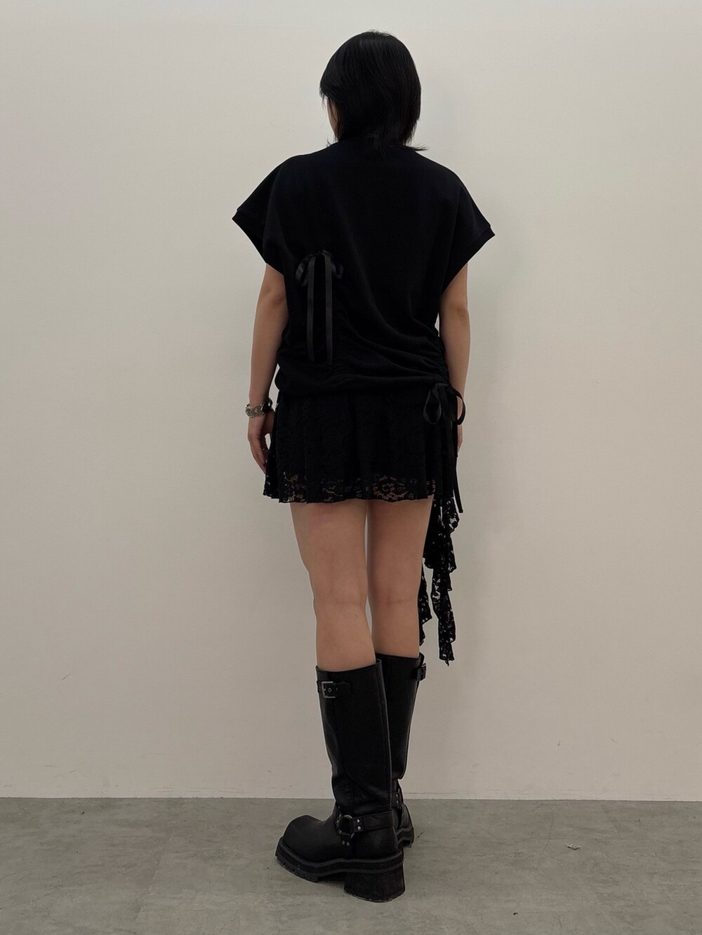 ブラック系のスカート、ブラック系のTシャツ/カットソー、シルバー系のリングを着用したレディースの春コーディネートの3枚目の写真