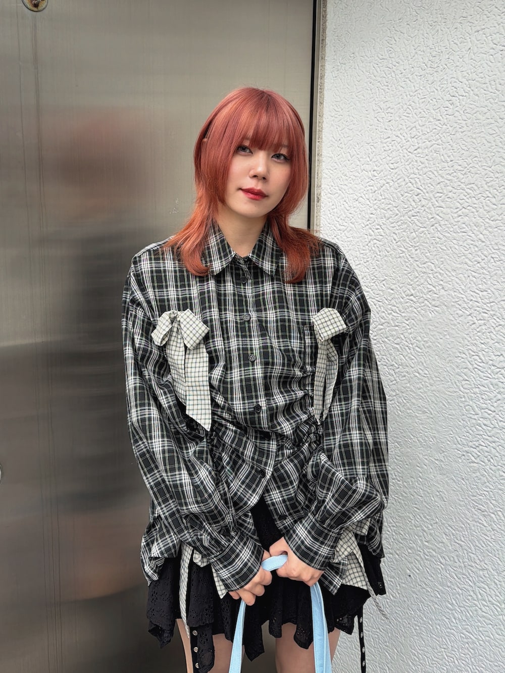 ブラック系のシャツ/ブラウス、ブルー系のトートバッグ、ブラック系のブーツを着用したレディースの冬コーディネートの5枚目の写真