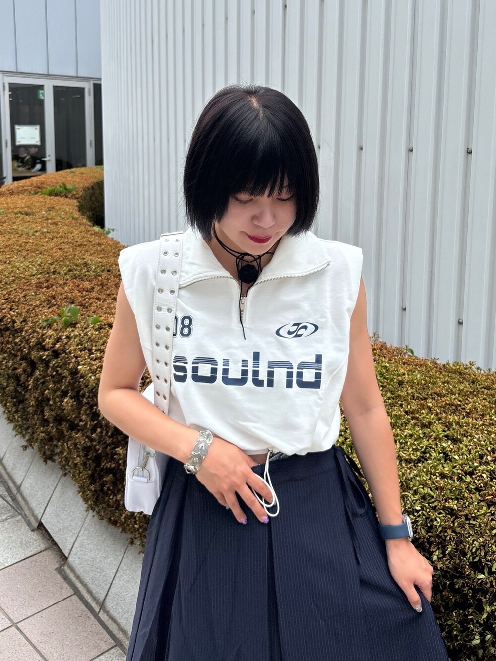 ブルー系のスカート、ホワイト系のショルダーバッグ、ホワイト系のTシャツ/カットソーを着用したレディースの夏コーディネートの4枚目の写真